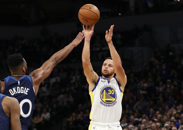 NBA常规赛收官战，库里三分绝杀雷霆，勇士锁定西部第三